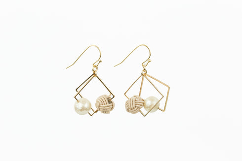 スクエアフープの玉結びピアス/イヤリング