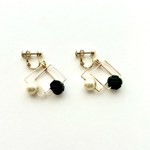 スクエアフープの玉結びピアス/イヤリング