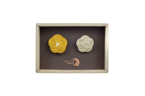 桐箱入り・ 梅結びのブローチセット