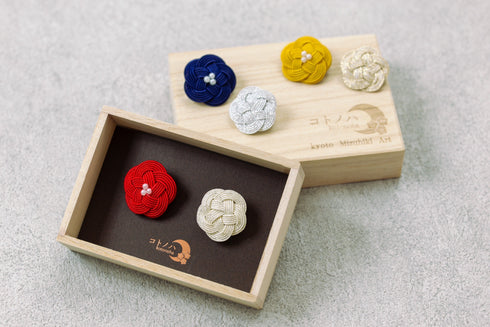 桐箱入り・ 梅結びのブローチセット