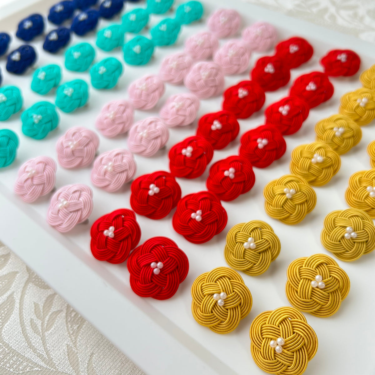 パール付梅結びのブローチ – コトノハ Mizuhiki accessory