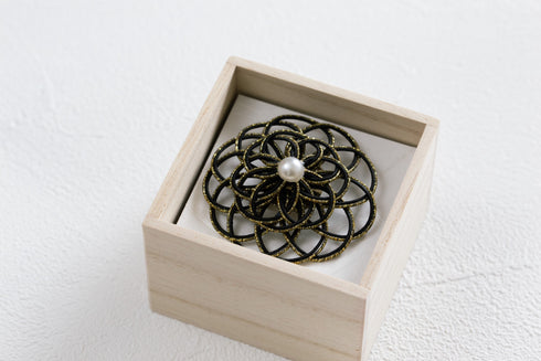 花ダーラのブローチ