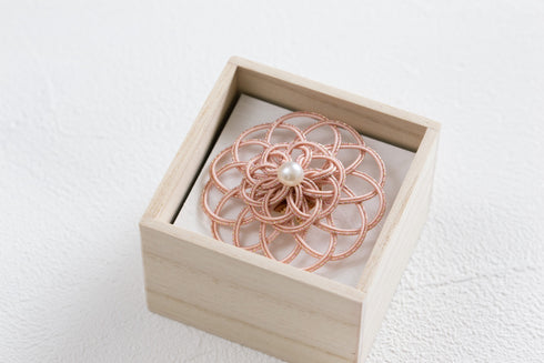 花ダーラのブローチ