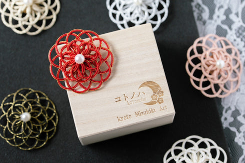 花ダーラのブローチ