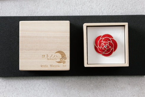 カメリアのブローチ