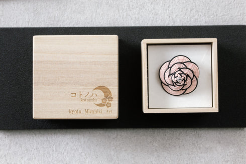 カメリアのブローチ