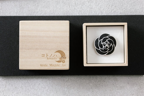 カメリアのブローチ