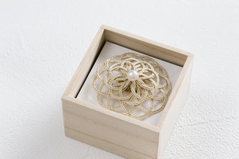 花ダーラのブローチ