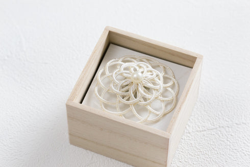 花ダーラのブローチ