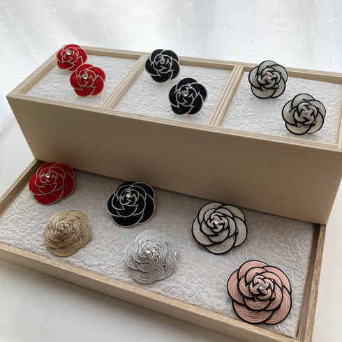 カメリアのブローチ