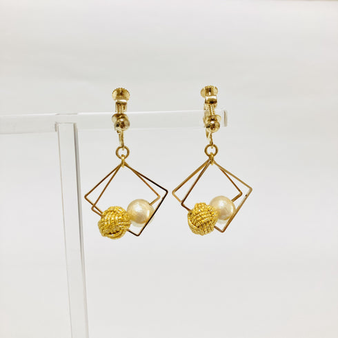 スクエアフープの玉結びピアス/イヤリング
