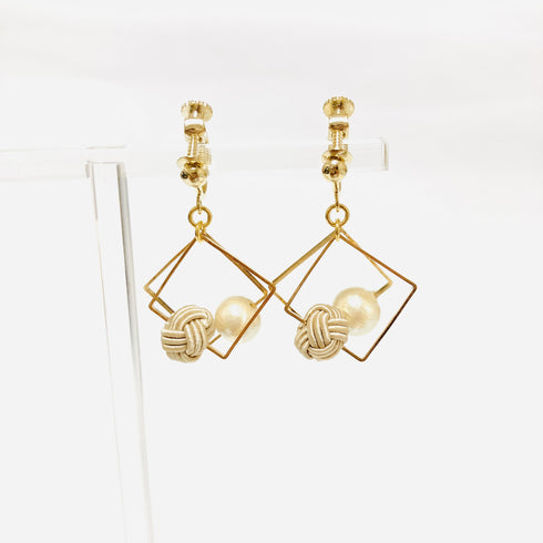 スクエアフープの玉結びピアス/イヤリング