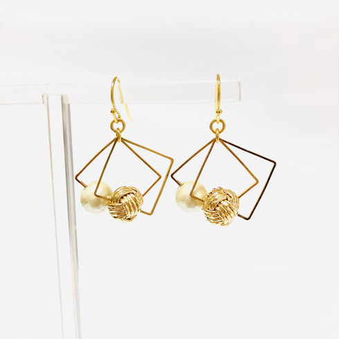 スクエアフープの玉結びピアス/イヤリング