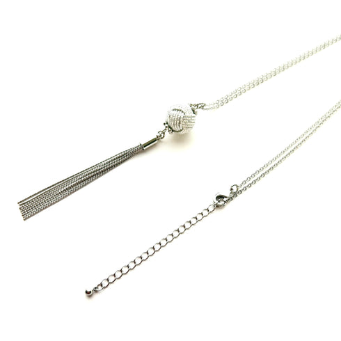 チェーンタッセルの玉結びネックレス