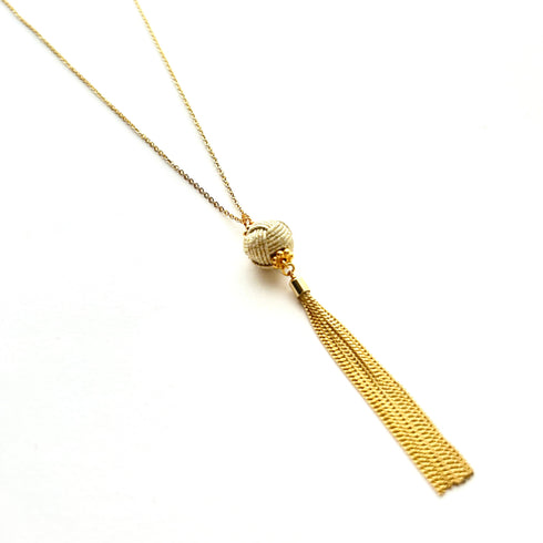 チェーンタッセルの玉結びネックレス