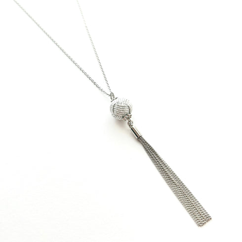 チェーンタッセルの玉結びネックレス