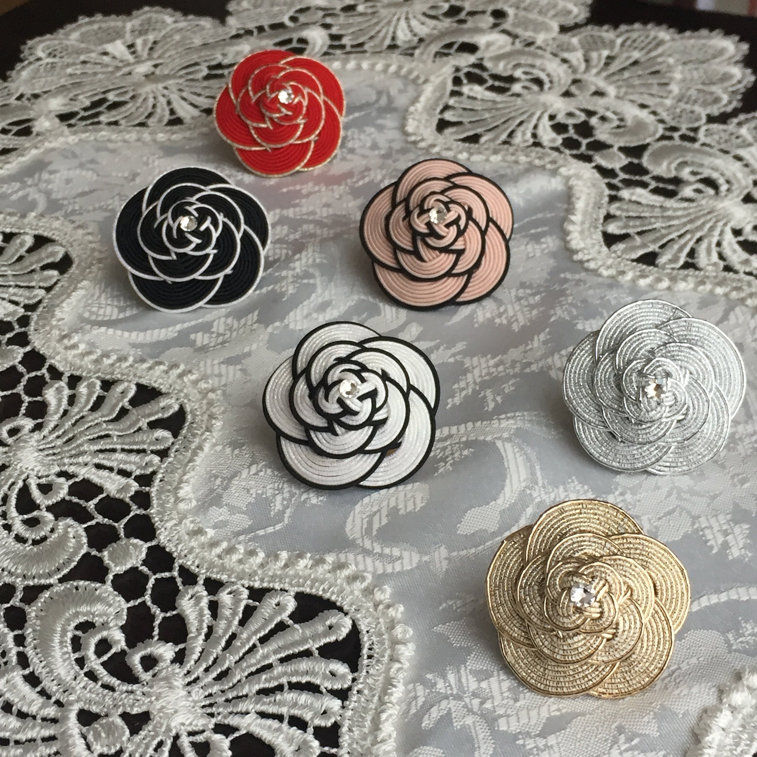 カメリアのブローチ – コトノハ Mizuhiki accessory